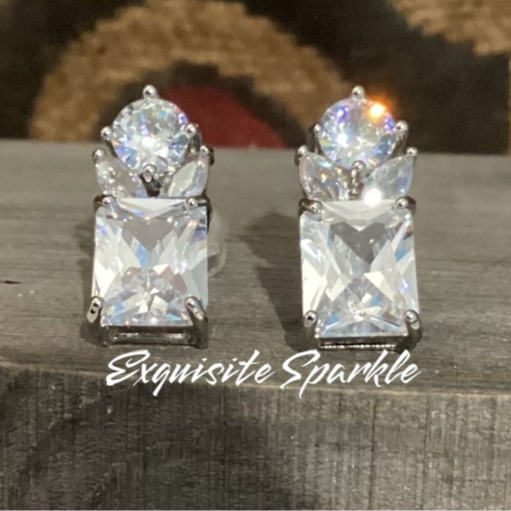 🌺Gorgeous Cz Diamond Luxurious 3 Stone silhouette  Floral motif Earrings